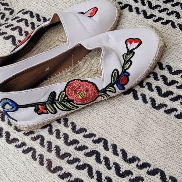 I am selling my pre-owned authentic Gucci shoe in a very good condition - Picture 4 of 7